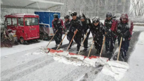 保洁身边事丨以雪为令，情暖人心，扫雪铲冰护安全！